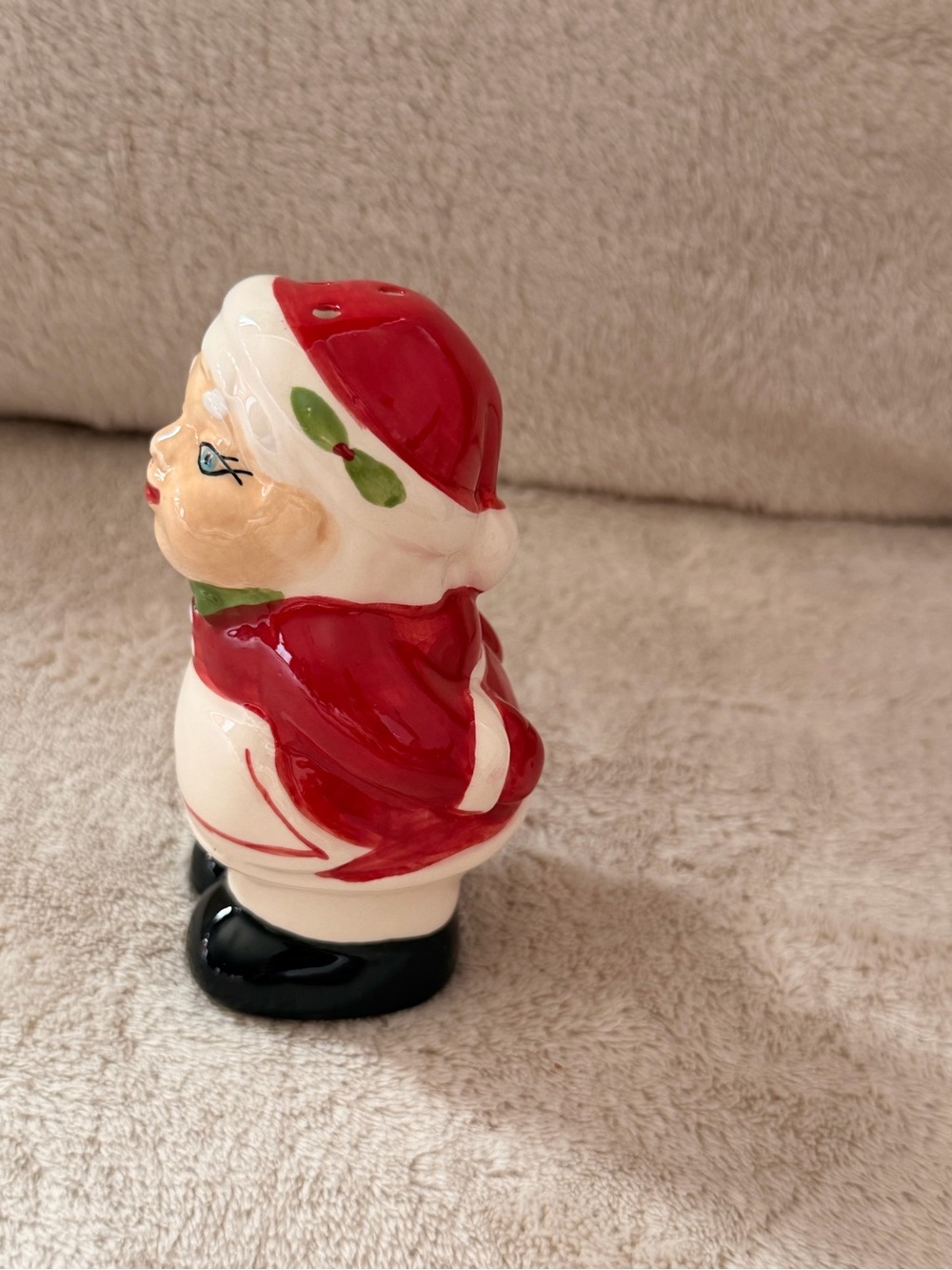Vintage Santa And Mrs. Claus Salt & Pepper Shakers Kissing Winking - Picture 8 of 12